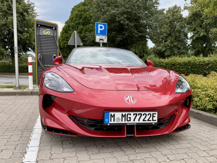 Die lange Fronthaube des MG Cyberster bietet in der Front das typische Design eines Sportwagens mit Lufteinlässen an den Seiten und im unteren Bereich.  (Bild: Dirk Kunde)